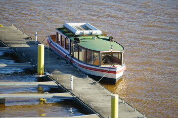 Kleines Fahrgastschiff im neuen Hafen am Grossr&auml;schener See
