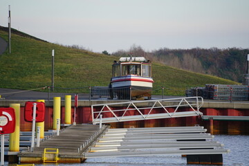 Das Ausflugsschiff auf dem Trockenen