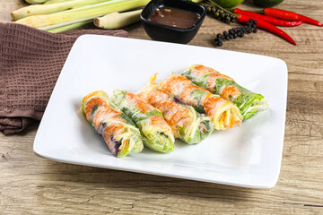 Vietnamese spring roll with prawn and mango