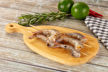 Raw shrimp skewer for grill