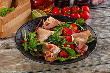 Salad with jamon, strawberry and arugula