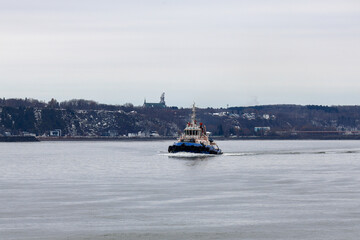 Un remorqueur sur le fleuve Saint-Laurent &agrave; Qu&eacute;bec.	