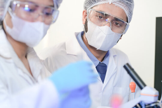 Biotech experts utilizing AI-driven genomic sequencing for molecular analysis in smart lab, optimizing high-throughput drug discovery and precision medicine workflow. - Powered by Adobe