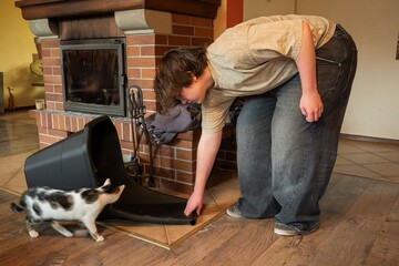 osoba wykonująca prace porządkowe w domu