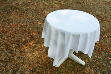 Round restaurant table