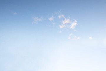 Blauer Himmel mit weichen weißen Wolken als Hintergrund