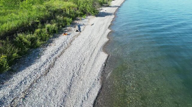 Aerial view of a pebble beach on the shore of Lake Ontario - Vue a&eacute;rienne d'une plage de galet au bord du lac Ontario