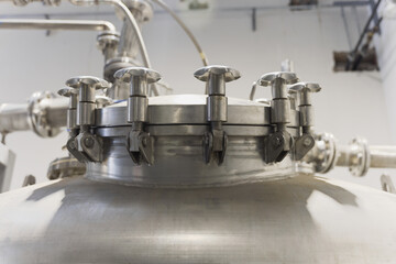 stainless steel industrial chemical reactor, also known as a batch reactor or pressure vessel. Lid closure mechanism is a quick opening closure, T-bolt hinged closure