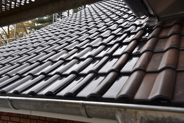 Ein frisch eingedecktes Dach bei einem im Bau befindlichen Hauses