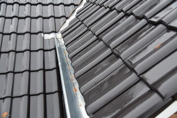 Ein frisch eingedecktes Dach bei einem im Bau befindlichen Hauses