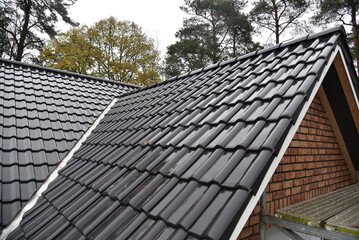 Ein frisch eingedecktes Dach bei einem im Bau befindlichen Hauses