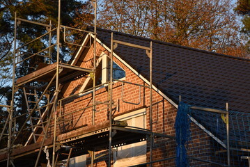 Ein Neubau umgeben von einem Baugerüst