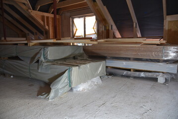 Ein Rohbau mit Baumaterialien bei einem Neubau