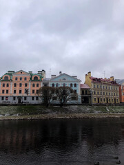 Obraz premium Winter scene along the Pskova River embankment in the city of Pskov, Russia. The Golden Embankment covered in snow creates a calm atmosphere, concept of seasonal tourism and cold weather charm.