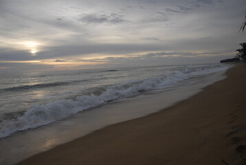 Obraz premium Bor Dan Beach_Cloudy Sun set