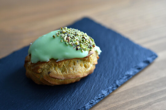 Individual pistachio cake with icing Salambo