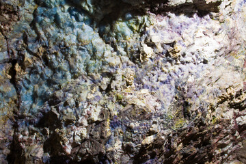 Piękne kolory minerał&oacute;w ścian kopalni Uranu 2025