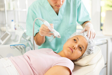 By employing Hydrogen Oxygen Hydrating attachment, cosmetic doctor provides client with innovative...