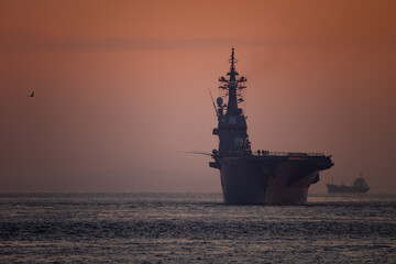 朝焼けの中を進む空母みたいな全通甲板を持つ護衛艦20251123