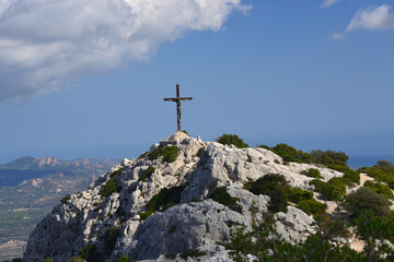 Veduta delle creste del Monte Tuttavista, la croce sommitale