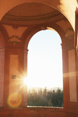 Fototapeta premium Arco de San Luca con luz del sol y paisaje