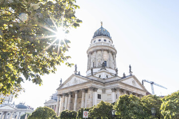 Gendarmenmarkt in Berlin mit Sonne