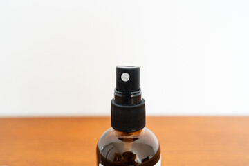 黒キャップが印象的なガラススプレーボトルのノズル部分