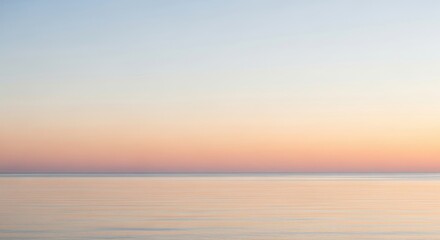 Obraz premium Serene ocean horizon displays a soft gradient of pastel colors during twilight.