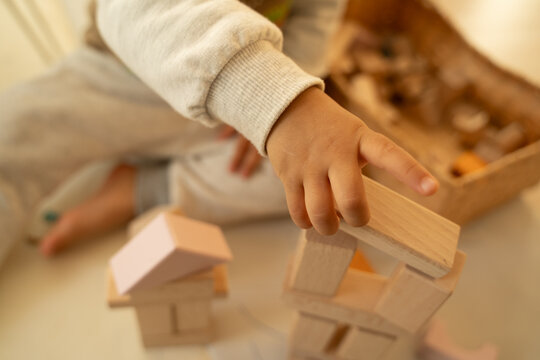 積み木と子供の手