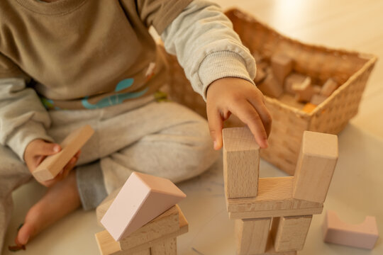 積み木で遊ぶ赤ちゃんの手