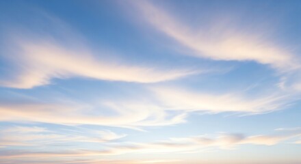 Obraz premium Soft pastel cirrus clouds across tranquil evening sky.