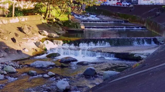 Rivi&egrave;re en cascades et mouvement. L'eau vive descend en rapides sur un lit de rochers, baign&eacute;e par une lumi&egrave;re dor&eacute;e. Un paysage de rivi&egrave;re dynamique et apaisant &agrave; la fois.