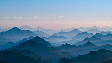 Naklejka premium Malownicze górskie warstwy o świcie