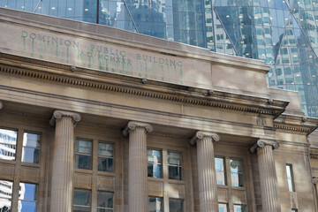 Fototapeta premium contrast of Dominion Public Building (1 Front St) and CIBC Square, North Towers (141 Bay St), Toronto