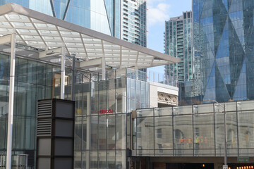 Fototapeta premium entrance canopy and pedestrian bridge at CIBC Square, Bay St, Toronto
