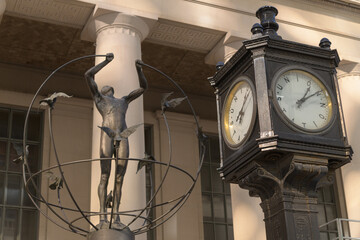 Fototapeta premium Union Station clock and sculpture: Monument to Multiculturalism by Francesco Perilli, Toronto