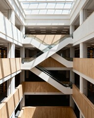 Fototapeta premium Modern atrium with crisscrossing interior bridges