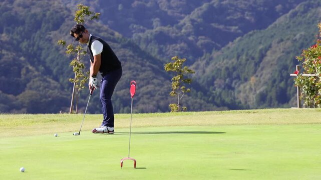 ゴルフを楽しむ日本人のミドル男性
