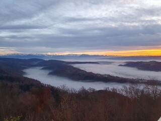 Fototapeta premium Hochnebel und Sonnenuntergang beim Uetliberg. Der Uetliberg ist der Hausberg von Zürich und ein beliebtes Naherholungsgebiet.