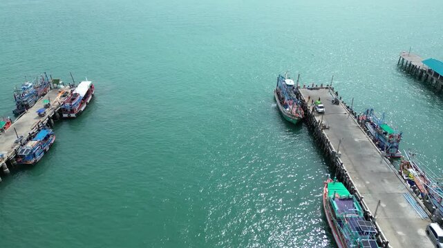 수많은 어선과 낚시배가 모여있는 태국 사메산 마리나 인근의 선착장들 풍경
