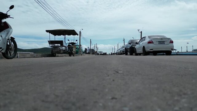 수많은 어선과 낚시배가 모여있는 태국 사메산 마리나 인근의 선착장들 풍경
