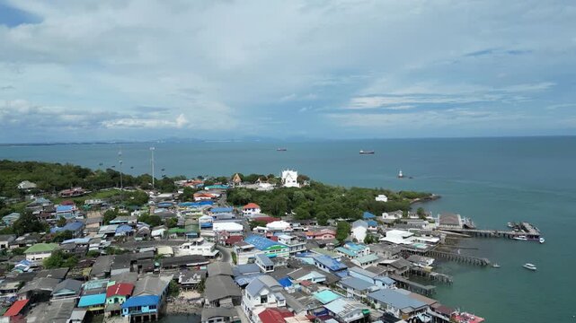 수많은 어선과 낚시배가 모여있는 태국 사메산 마리나 인근의 선착장들 풍경
