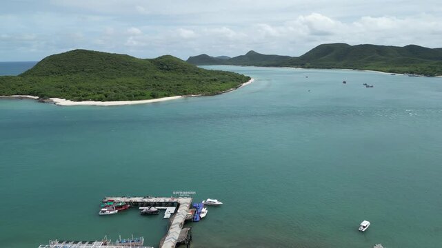 수많은 어선과 낚시배가 모여있는 태국 사메산 마리나 인근의 선착장들 풍경
