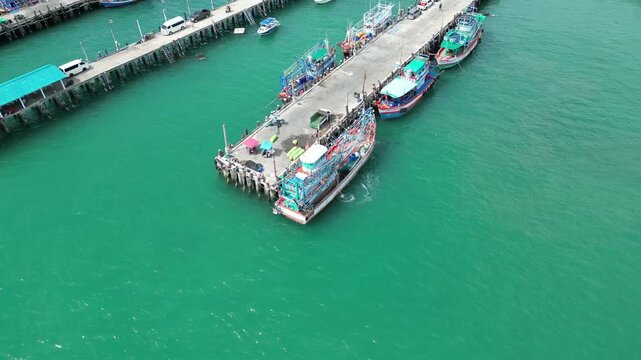 수많은 어선과 낚시배가 모여있는 태국 사메산 마리나 인근의 선착장들 풍경
