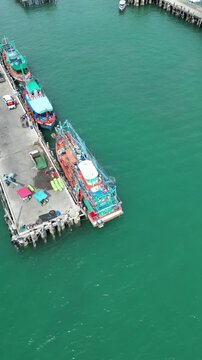 수많은 어선과 낚시배가 모여있는 태국 사메산 마리나 인근의 선착장들 풍경
