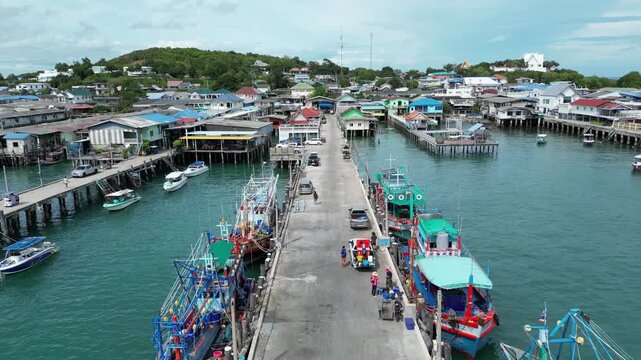 수많은 어선과 낚시배가 모여있는 태국 사메산 마리나 인근의 선착장들 풍경
