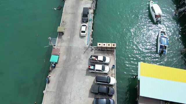 수많은 어선과 낚시배가 모여있는 태국 사메산 마리나 인근의 선착장들 풍경
