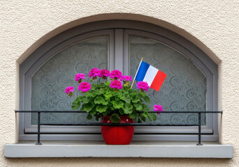 Fleurs et Drapeau Français à Fenêtre