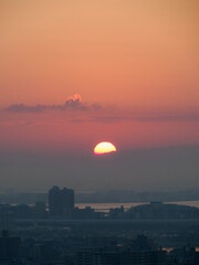 神戸市東灘区岡本の高台、岡本北小公演より日の出を見る