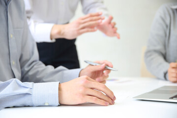 会社で企画会議をする男女